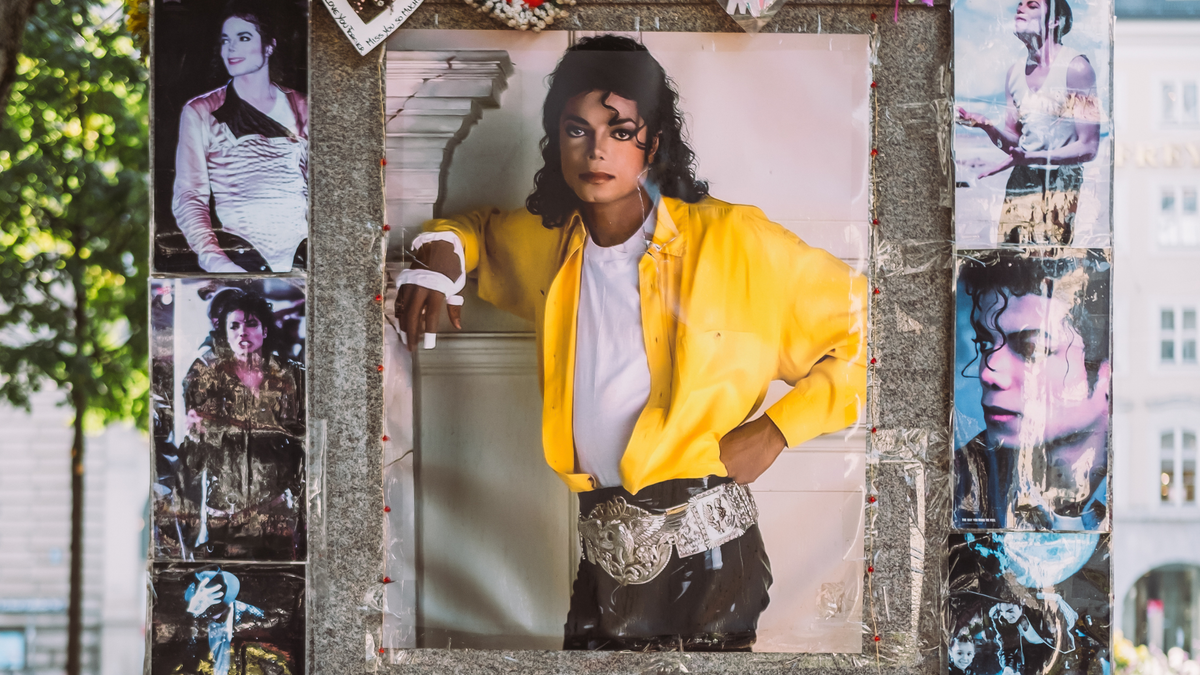 Michael Jackson Estate Seeks To Recover $1 Million In Allegedly Stolen  Property